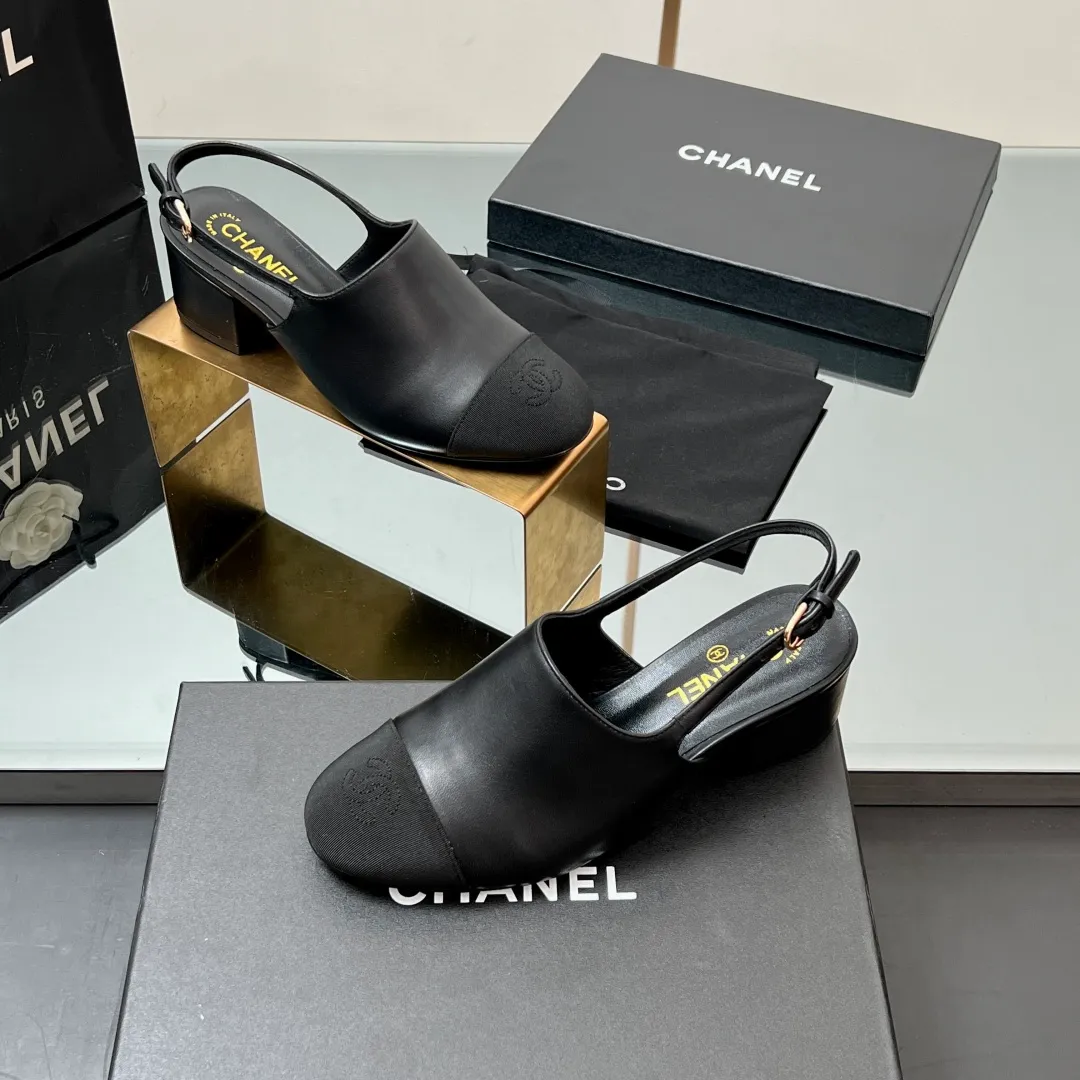 👟👟Ex-factory price 580👟👟 Top quality! Chanel Xiaoxiang 25C early spring new product, thick-heeled cap-toe sandals and back-strap single shoes. Grandma Xiang’s always elegant and ladylike temperament, full of high-end sense, very nice on the feet ~ French style, really beautiful to the top of my heart! An elegant and romantic fairy should be like this! The minimalist color scheme is deeply rooted in people's hearts~ It goes well with either skirts or casual wear! Whether worn barefoot or paired with skirts or trousers, it is very versatile! Incomparably beautiful! Special fairy ✔ Check out the details of my house and take real photos. Fabric: Sheepskin ➕ Grosgrain. Inner pads: all silk sheepskin. Outsole: cowhide outsole imported from Italy. Heel height: 4.5cm. Size: 35-39 (40/41 customized). Comes with counter 🇮🇹 authentic packaging.